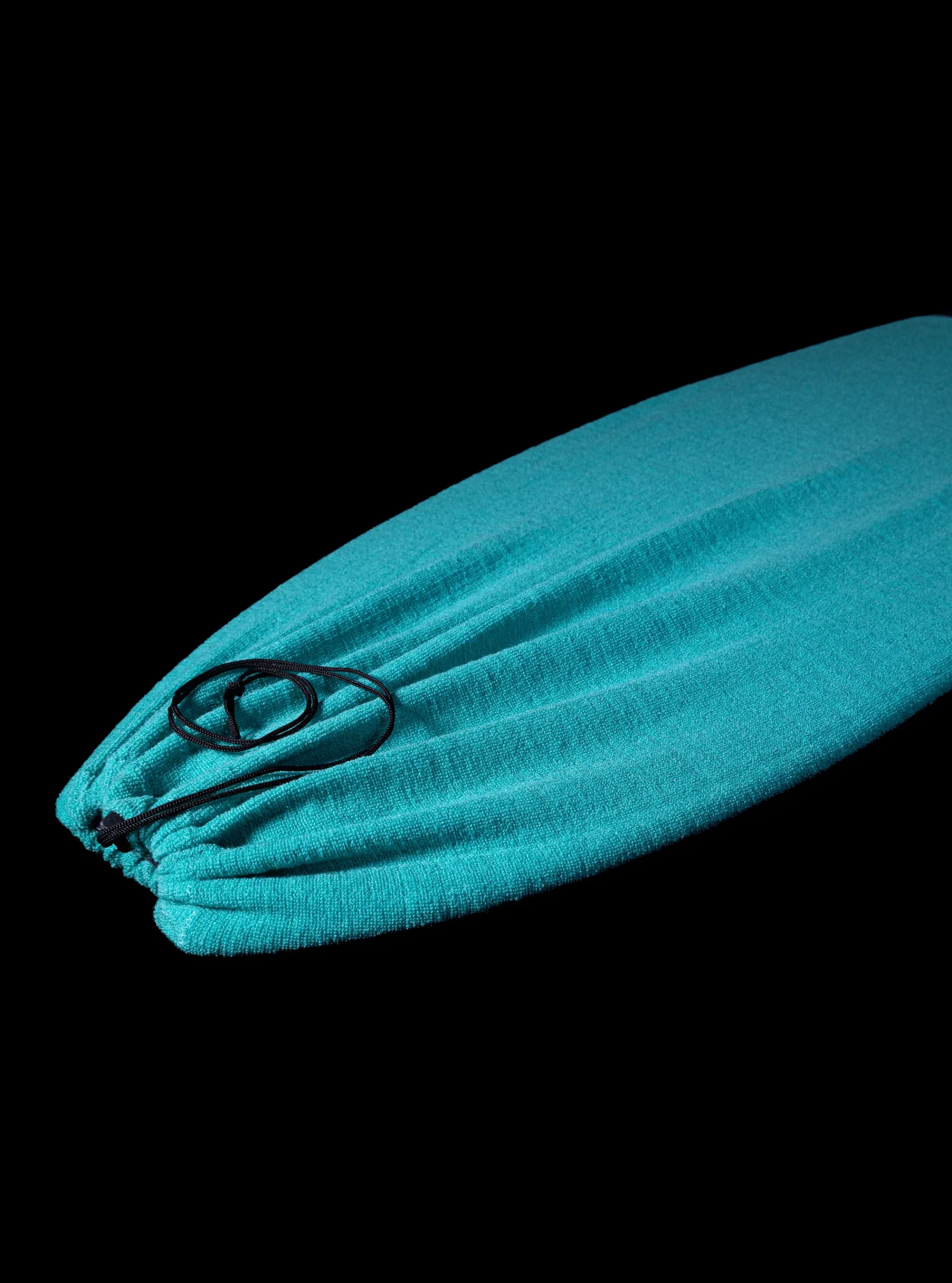 La funda protectora Phase Five Board Sock Seafoam está diseñada para los aficionados al wakesurf que desean cuidar su equipo. Fabricada con algodón 100% (%), envuelve la tabla en un material suave, minimizando arañazos y rozaduras durante su uso diario. Tanto si remas en el lago Lemán como si transportas tu tabla para unas vacaciones deportivas, esta funda facilita su almacenamiento. Su diseño ligero también te permite proteger tu wakeboard sin necesidad de una voluminosa bolsa de transporte. La principal ventaja de la Phase Five Board Sock es su confección en algodón 100%. El material de algodón crea una suave barrera entre la tabla y las superficies circundantes, ayudando a reducir pequeños arañazos y marcas de rozaduras. Es especialmente adecuada para guardarla entre sesiones, en el maletero del coche o a bordo de una embarcación. Sin embargo, una funda de algodón no sustituye la protección acolchada contra impactos importantes. Para viajes largos o transportes más expuestos, es más apropiada una funda rígida o acolchada. Cierre con cordón ajustable: La funda Phase Five Board Sock cuenta con un cierre con cordón ajustable que mantiene la funda firmemente en su lugar alrededor de tu tabla. Esto te permite colocarla rápidamente antes de guardar tu equipo. Una vez ajustada, la funda permanece en su lugar durante el manejo normal. Su abertura también facilita la extracción de la tabla antes de una sesión de wakesurfing. Un bolsillo interior para pequeños accesorios: La funda también incluye un práctico bolsillo interior para guardar pequeños accesorios, como cera u otros artículos compatibles con el sistema de almacenamiento. Esto te permite mantener ciertos accesorios junto con tu tabla. Sin embargo, evita colocar objetos duros o afilados en el bolsillo, ya que podrían rayar la superficie. El color Seafoam: un estilo turquesa característico de Phase Five: El color Seafoam proporciona un distintivo acabado turquesa, en consonancia con el estilo gráfico de Phase Five. Además de proteger tu equipo, esta funda te permite combinar tu equipo con tu configuración de wakesurfing. Complementa perfectamente una tabla Phase Five a la vez que sigue siendo un accesorio funcional para sesiones regulares. Tres tamaños para adaptarse a tu tabla. La funda Phase Five Board Sock viene en tres tamaños. Para hacer la elección correcta, comienza midiendo tu tabla y luego compara su longitud con la tabla de tallas. - Pequeña (51″): ideal para tablas cortas de wakesurf, incluyendo algunos modelos de skimboard. - Mediana (58″): adecuada para tablas de longitud intermedia. - Grande (72″): diseñada para longboards, incluyendo algunos modelos de longboard. Finalmente, verifica que el ancho y el grosor de tu tabla permitan una fácil inserción. Si tu tabla de wakesurf tiene aletas extraíbles, quitarlas también puede facilitar el almacenamiento. Especificaciones técnicas Característica Detalle Marca Phase Five Producto Board Sock Seafoam Tipo Funda protectora para tablas de wakesurf Color Seafoam — turquesa Material 100% algodón % Cierre Cordón Almacenamiento Bolsillo interior Talla Pequeña Hasta 51″ (129,5 cm) Talla Mediana Hasta 58″ (147,3 cm) Talla Grande Hasta 72″ (182,9 cm) Uso Transporte y almacenamiento diarios Protección Arañazos y rozaduras leves ¿Para quién es? La funda Phase Five Board Sock Seafoam es para ti si: - Quieres proteger tu tabla de wakesurf de los arañazos cotidianos. - Buscas una funda ligera y fácil de usar. - Quieres guardar tu tabla de wakesurf ordenadamente entre sesiones. - Te gusta el color turquesa Seafoam de Phase Five. - Quieres una solución sencilla para transportar tu tabla al barco. Es menos adecuada si: - Buscas una protección reforzada contra impactos importantes. - Quieres transportar dos tablas en la misma funda. - Necesitas una bolsa de viaje muy acolchada. En estos casos, considera la bolsa para tablas Phase Five Standard Board Bag o la bolsa para tablas Deluxe Board Bag, según el nivel de protección y capacidad que necesites. Preguntas frecuentes — Phase Five Board Sock Seafoam ¿Para qué sirve la funda Phase Five Board Sock Seafoam? La funda Phase Five Board Sock Seafoam protege una tabla de wakesurf de los arañazos y rozaduras cotidianas. Su confección en algodón también facilita su almacenamiento entre sesiones. ¿De qué material está hecha la funda Phase Five Board Sock? Esta funda está hecha de 100% algodón %. También tiene un cierre de cordón y un bolsillo interior para accesorios pequeños. ¿Qué tamaño debo elegir para mi tabla de wakesurf? El tamaño Pequeño se adapta a tablas de hasta 51 pulgadas, el Mediano hasta 58 pulgadas y el Grande hasta 72 pulgadas, según las pautas del fabricante. Sin embargo, también verifique el ancho y el grosor de su tabla. ¿La funda protege contra impactos? Principalmente limita arañazos y rozaduras leves. Sin embargo, no reemplaza una funda acolchada en caso de impactos significativos. ¿Se pueden guardar las aletas en la funda? Depende de la forma de la tabla y la configuración de las aletas. Si son extraíbles, es mejor quitarlas cuando facilite el almacenamiento. ¿Cuál es la diferencia entre una Board Sock y una Board Bag? Una Board Sock es una funda de algodón ligera diseñada para la protección diaria. Las Board Bags, por otro lado, ofrecen una solución de transporte más estructurada, con una protección que varía según el modelo. ¿Por qué elegir el color Seafoam? El color Seafoam ofrece un acabado turquesa característico de Phase Five. De este modo, te beneficias de una protección funcional con un estilo que combina con tu equipo.