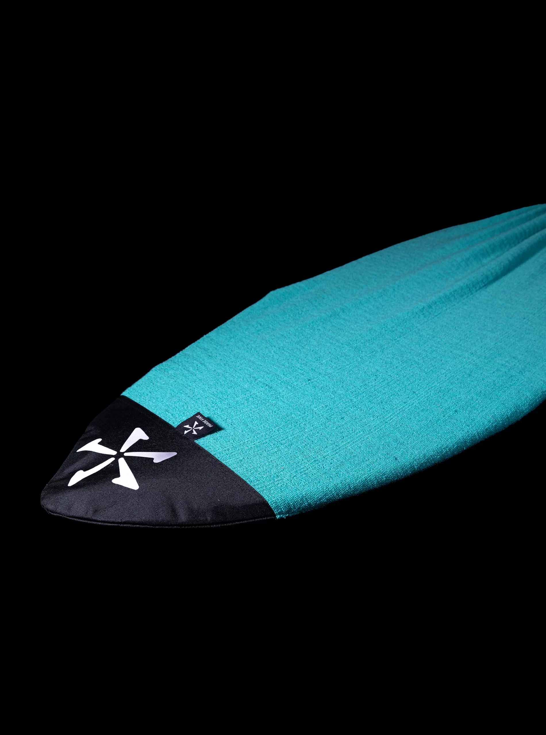 La funda protectora Phase Five Board Sock Seafoam está diseñada para los aficionados al wakesurf que desean cuidar su equipo. Fabricada con algodón 100% (%), envuelve la tabla en un material suave, minimizando arañazos y rozaduras durante su uso diario. Tanto si remas en el lago Lemán como si transportas tu tabla para unas vacaciones deportivas, esta funda facilita su almacenamiento. Su diseño ligero también te permite proteger tu wakeboard sin necesidad de una voluminosa bolsa de transporte. La principal ventaja de la Phase Five Board Sock es su confección en algodón 100%. El material de algodón crea una suave barrera entre la tabla y las superficies circundantes, ayudando a reducir pequeños arañazos y marcas de rozaduras. Es especialmente adecuada para guardarla entre sesiones, en el maletero del coche o a bordo de una embarcación. Sin embargo, una funda de algodón no sustituye la protección acolchada contra impactos importantes. Para viajes largos o transportes más expuestos, es más apropiada una funda rígida o acolchada. Cierre con cordón ajustable: La funda Phase Five Board Sock cuenta con un cierre con cordón ajustable que mantiene la funda firmemente en su lugar alrededor de tu tabla. Esto te permite colocarla rápidamente antes de guardar tu equipo. Una vez ajustada, la funda permanece en su lugar durante el manejo normal. Su abertura también facilita la extracción de la tabla antes de una sesión de wakesurfing. Un bolsillo interior para pequeños accesorios: La funda también incluye un práctico bolsillo interior para guardar pequeños accesorios, como cera u otros artículos compatibles con el sistema de almacenamiento. Esto te permite mantener ciertos accesorios junto con tu tabla. Sin embargo, evita colocar objetos duros o afilados en el bolsillo, ya que podrían rayar la superficie. El color Seafoam: un estilo turquesa característico de Phase Five: El color Seafoam proporciona un distintivo acabado turquesa, en consonancia con el estilo gráfico de Phase Five. Además de proteger tu equipo, esta funda te permite combinar tu equipo con tu configuración de wakesurfing. Complementa perfectamente una tabla Phase Five a la vez que sigue siendo un accesorio funcional para sesiones regulares. Tres tamaños para adaptarse a tu tabla. La funda Phase Five Board Sock viene en tres tamaños. Para hacer la elección correcta, comienza midiendo tu tabla y luego compara su longitud con la tabla de tallas. - Pequeña (51″): ideal para tablas cortas de wakesurf, incluyendo algunos modelos de skimboard. - Mediana (58″): adecuada para tablas de longitud intermedia. - Grande (72″): diseñada para longboards, incluyendo algunos modelos de longboard. Finalmente, verifica que el ancho y el grosor de tu tabla permitan una fácil inserción. Si tu tabla de wakesurf tiene aletas extraíbles, quitarlas también puede facilitar el almacenamiento. Especificaciones técnicas Característica Detalle Marca Phase Five Producto Board Sock Seafoam Tipo Funda protectora para tablas de wakesurf Color Seafoam — turquesa Material 100% algodón % Cierre Cordón Almacenamiento Bolsillo interior Talla Pequeña Hasta 51″ (129,5 cm) Talla Mediana Hasta 58″ (147,3 cm) Talla Grande Hasta 72″ (182,9 cm) Uso Transporte y almacenamiento diarios Protección Arañazos y rozaduras leves ¿Para quién es? La funda Phase Five Board Sock Seafoam es para ti si: - Quieres proteger tu tabla de wakesurf de los arañazos cotidianos. - Buscas una funda ligera y fácil de usar. - Quieres guardar tu tabla de wakesurf ordenadamente entre sesiones. - Te gusta el color turquesa Seafoam de Phase Five. - Quieres una solución sencilla para transportar tu tabla al barco. Es menos adecuada si: - Buscas una protección reforzada contra impactos importantes. - Quieres transportar dos tablas en la misma funda. - Necesitas una bolsa de viaje muy acolchada. En estos casos, considera la bolsa para tablas Phase Five Standard Board Bag o la bolsa para tablas Deluxe Board Bag, según el nivel de protección y capacidad que necesites. Preguntas frecuentes — Phase Five Board Sock Seafoam ¿Para qué sirve la funda Phase Five Board Sock Seafoam? La funda Phase Five Board Sock Seafoam protege una tabla de wakesurf de los arañazos y rozaduras cotidianas. Su confección en algodón también facilita su almacenamiento entre sesiones. ¿De qué material está hecha la funda Phase Five Board Sock? Esta funda está hecha de 100% algodón %. También tiene un cierre de cordón y un bolsillo interior para accesorios pequeños. ¿Qué tamaño debo elegir para mi tabla de wakesurf? El tamaño Pequeño se adapta a tablas de hasta 51 pulgadas, el Mediano hasta 58 pulgadas y el Grande hasta 72 pulgadas, según las pautas del fabricante. Sin embargo, también verifique el ancho y el grosor de su tabla. ¿La funda protege contra impactos? Principalmente limita arañazos y rozaduras leves. Sin embargo, no reemplaza una funda acolchada en caso de impactos significativos. ¿Se pueden guardar las aletas en la funda? Depende de la forma de la tabla y la configuración de las aletas. Si son extraíbles, es mejor quitarlas cuando facilite el almacenamiento. ¿Cuál es la diferencia entre una Board Sock y una Board Bag? Una Board Sock es una funda de algodón ligera diseñada para la protección diaria. Las Board Bags, por otro lado, ofrecen una solución de transporte más estructurada, con una protección que varía según el modelo. ¿Por qué elegir el color Seafoam? El color Seafoam ofrece un acabado turquesa característico de Phase Five. De este modo, te beneficias de una protección funcional con un estilo que combina con tu equipo.