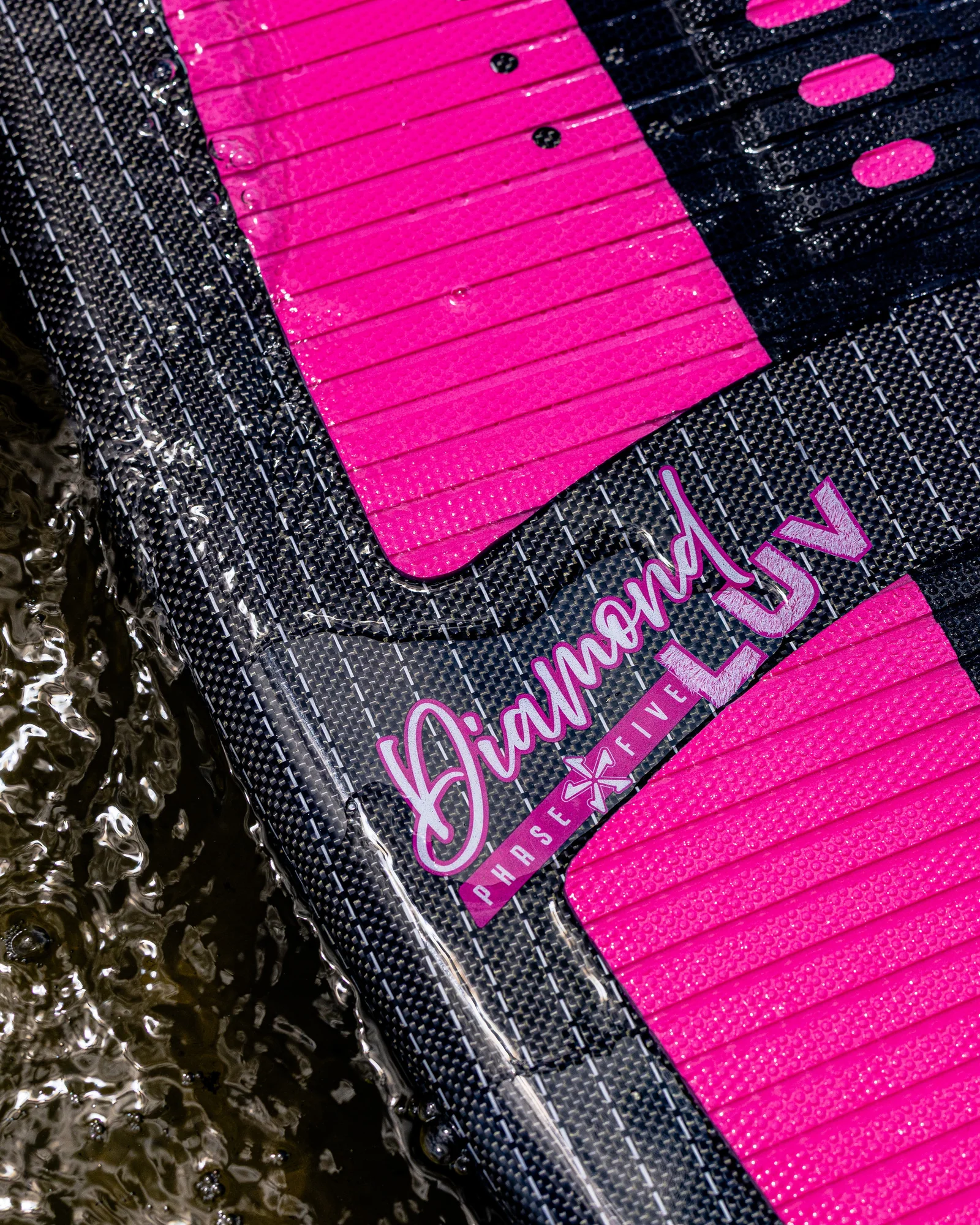 Mujer practicando wakesurf con Diamond Luv.jpg